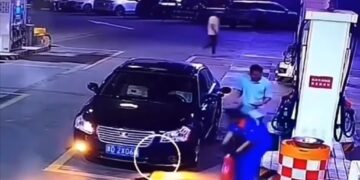 Vaata, kuidas tanklas väga kummalist tulekahju kustutati